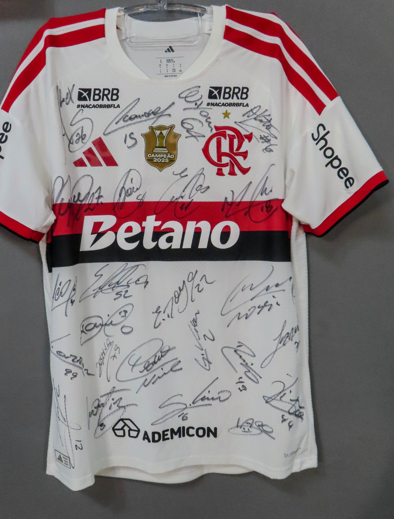Camisa oficial de jogo do Flamengo Pedro - autógrafo manual — 24 autógrafos: Alex Sandro, Carrascal, Wallace Yan, Ayrton Lucas, Bruno Henrique, Saúl, Everton Cebolinha, Nicolás de la Cruz, Léo Pereira, Evertton Araújo, Emerson Royal, Rossi, Lorran, Danilo, Joshua, Pedro, Varela, Dyogo Alves, Luiz Araújo, Jorginho, Léo Ortiz, Samuel Lino, Vitão e Iago.