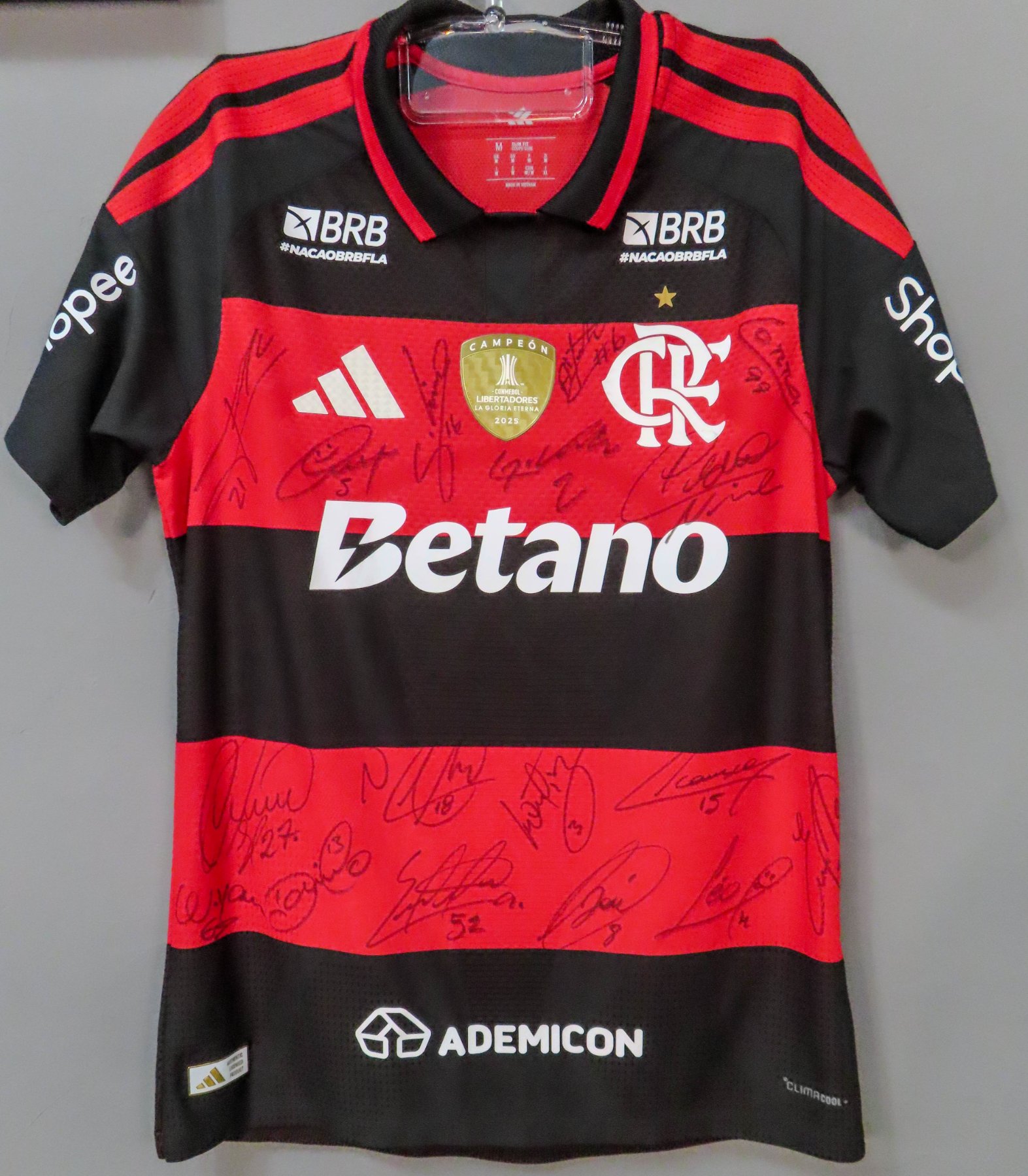 Camisa de jogo Jorginho - autógrafo manual — 17 autógrafos: Jorginho, Pulgar, Samuel Lino, Varela, Ayrton Lucas, Lorran, Pedro, Bruno Henrique, Wallace Yan, Danilo, Nicolás de la Cruz, Evertton Araújo, Léo Ortiz, Saúl, Carrascal, Léo Pereira e Everton Cebolinha.