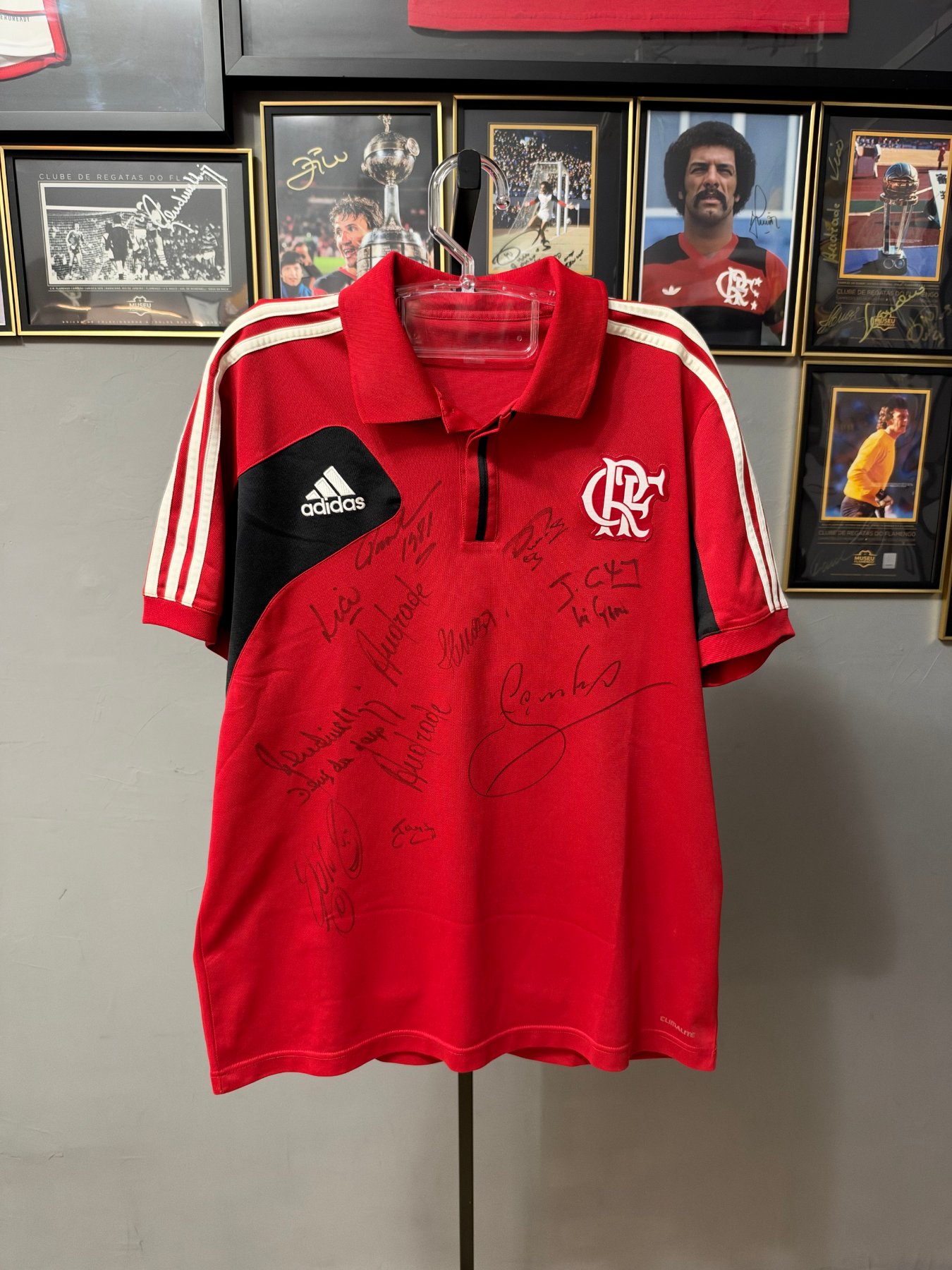 Camisa (Raul, Lico, Andrade, Rondinelli, Nélio, Jayme de Almeida, Mozer, Zinho, Júlio César Uri Geller e Nunes).