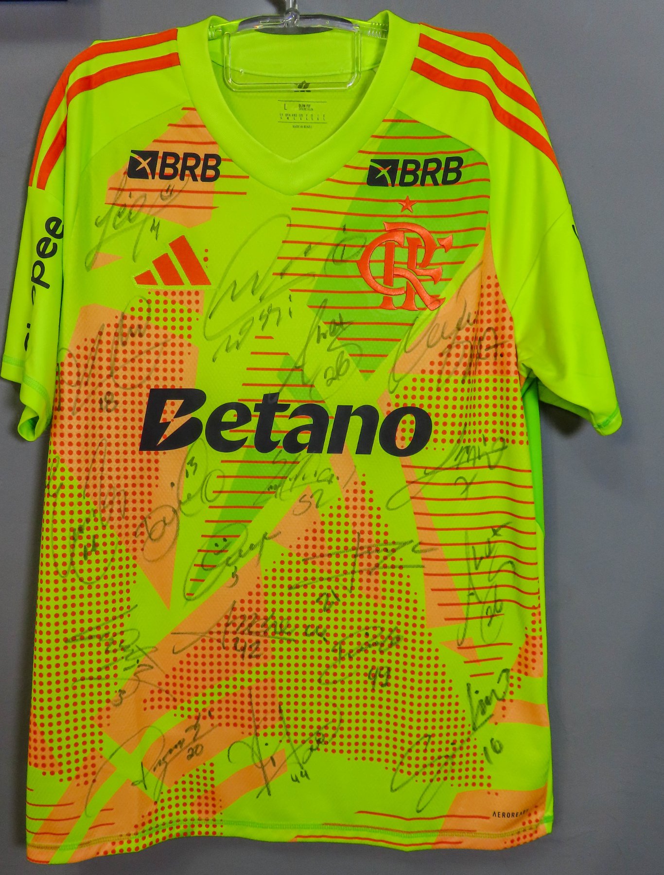 Camisa Agustín Rossi — 18 autógrafos: Léo Pereira, Rossi, Nicolás de la Cruz, Alex Sandro, Bruno Henrique, Everton Cebolinha, Danilo, Pulgar, Jorginho, Evertton Araújo, Luiz Araújo, Alex Sandro (2), Léo Ortiz, Andrew, Dyogo Alves, Paquetá, Vitão e Samuel Lino.
